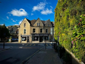 Period apartment, great views, in heart of town.
